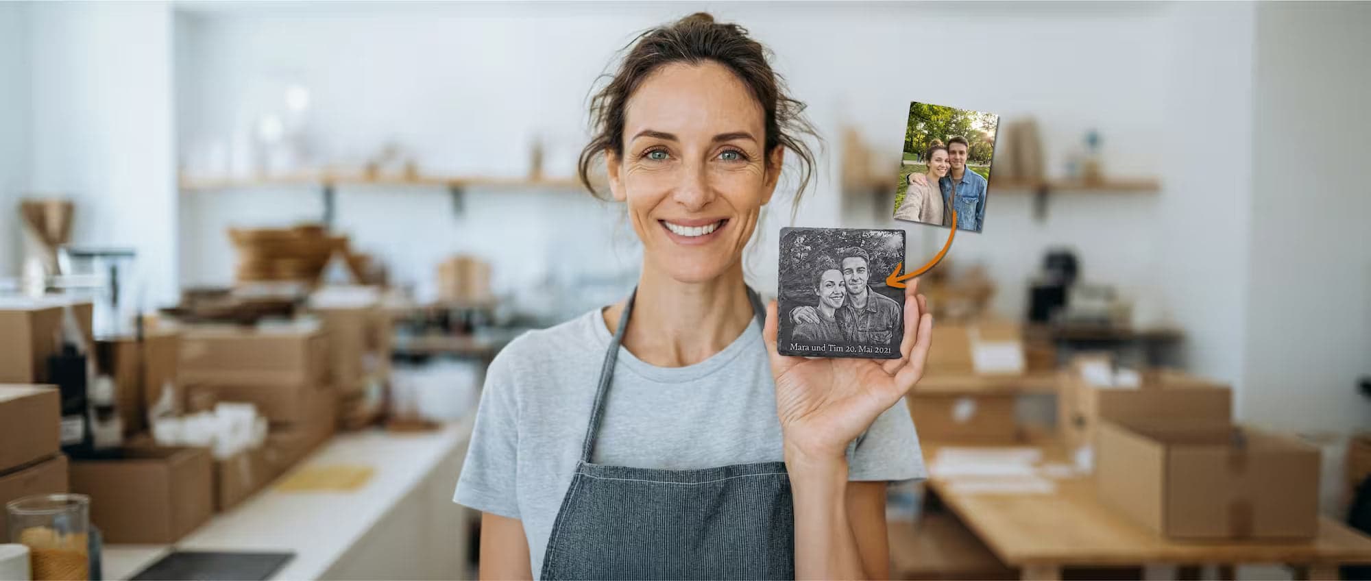 Schieferuntersetzer mit eingravierter Fotogravur, in der Hand gehalten