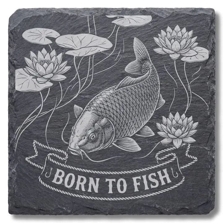 Schieferuntersetzer Karpfen „Born to Fish“ – Angler Geschenk